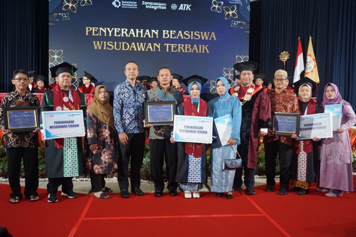 SIMBOLIS: Penyerahan beasiswa wisudawan terbaik Politeknik ATK Jogja pada Sabtu (7/12/2024)