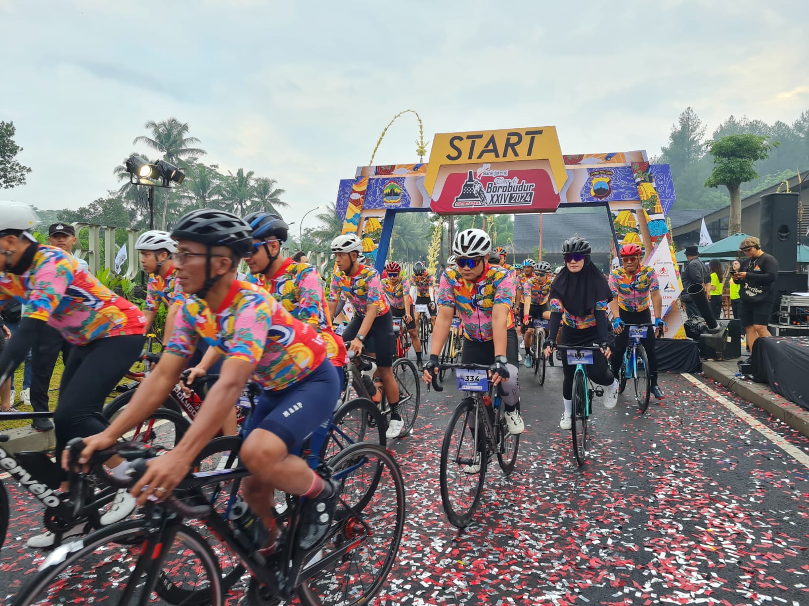 BERSEMANGAT: Para peserta Tour de Borobudur siap menaklukkan rute di tiga kabupaten, yakni Magelang, Purworejo, dan Kulon Progo, Sabtu (7/12/2024).