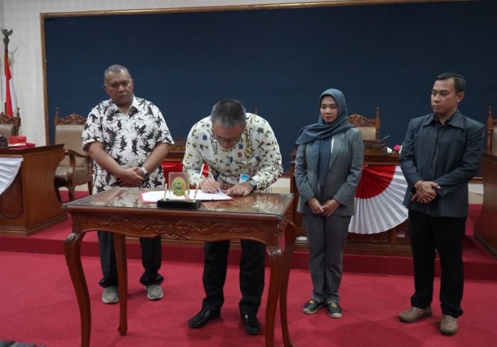 MENDUKUNG PROGRAM MANDATORI: Pjs Bupati Bantul Adi Bayu Kristanto menandatangani berita acara pengambilan keputusan RAPBD 2025 di ruang paripurna DPRD Bantul 21 November.