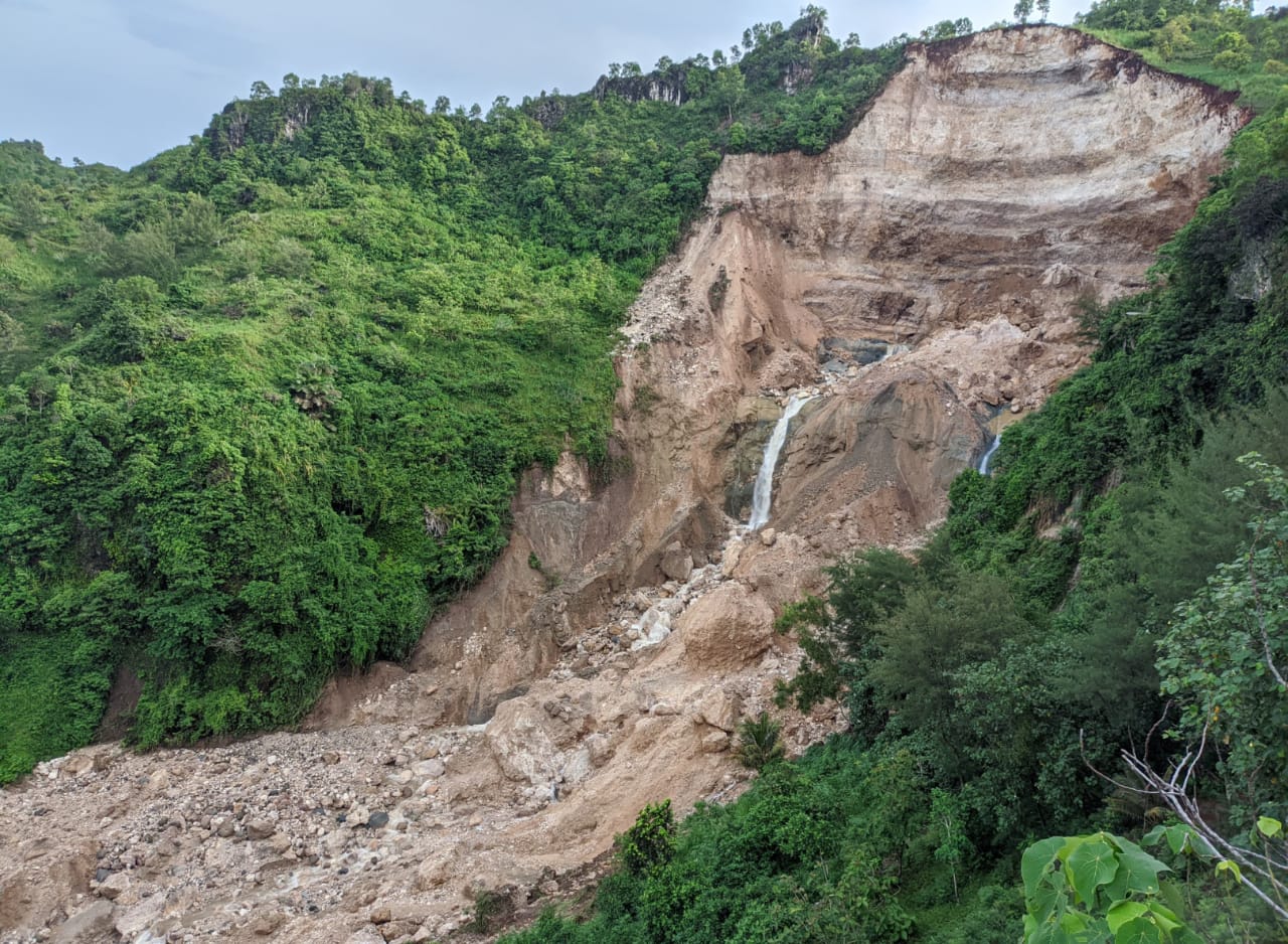 Penampakan tebing longsor di kawasan wisata Pantai Sawangan, Desa Karangduwur, Kecamatan Ayah.