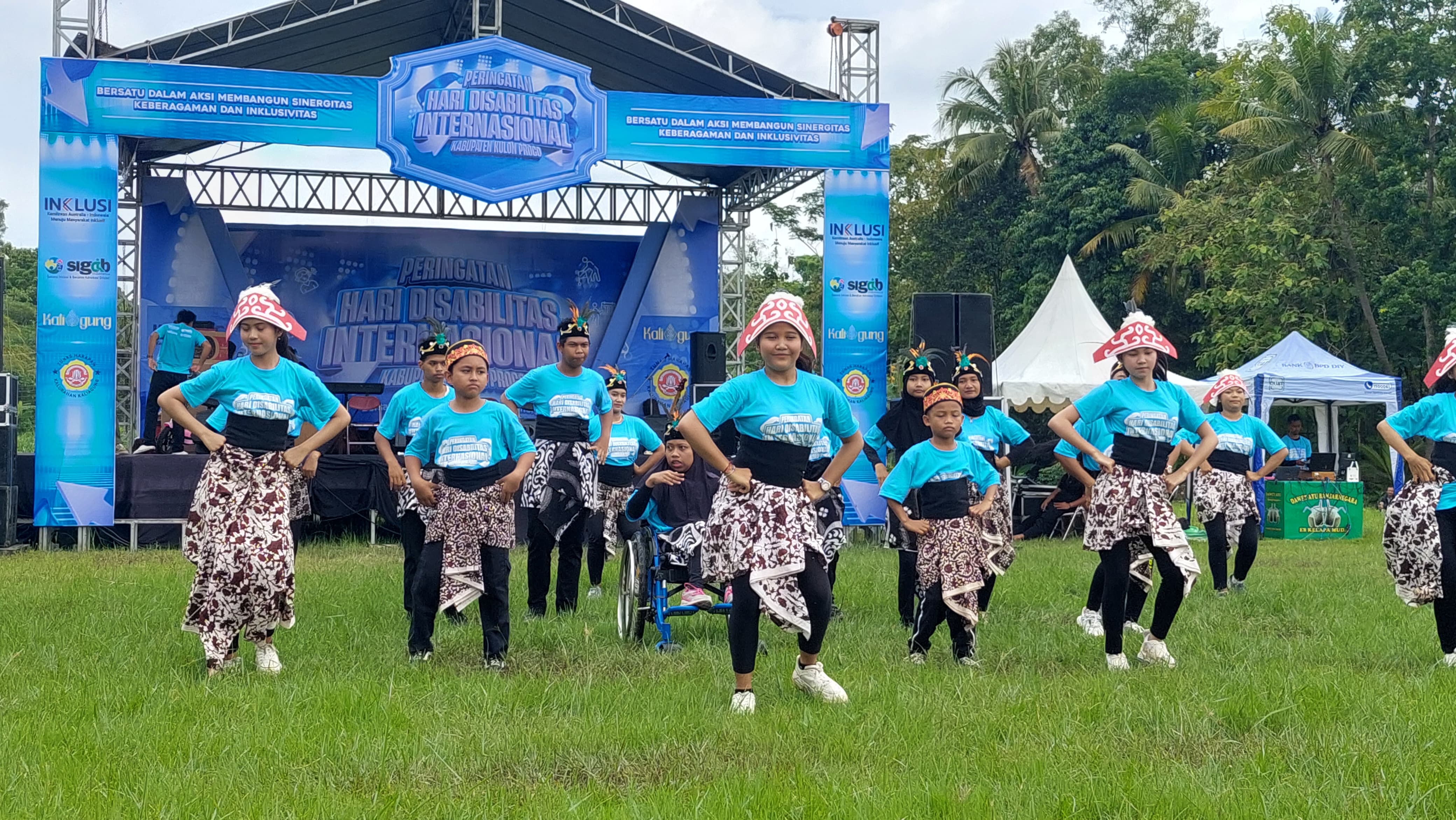   &nbsp;  INKLUSI: Penari Difabel mempertunjukkan tarian di depan penonton.