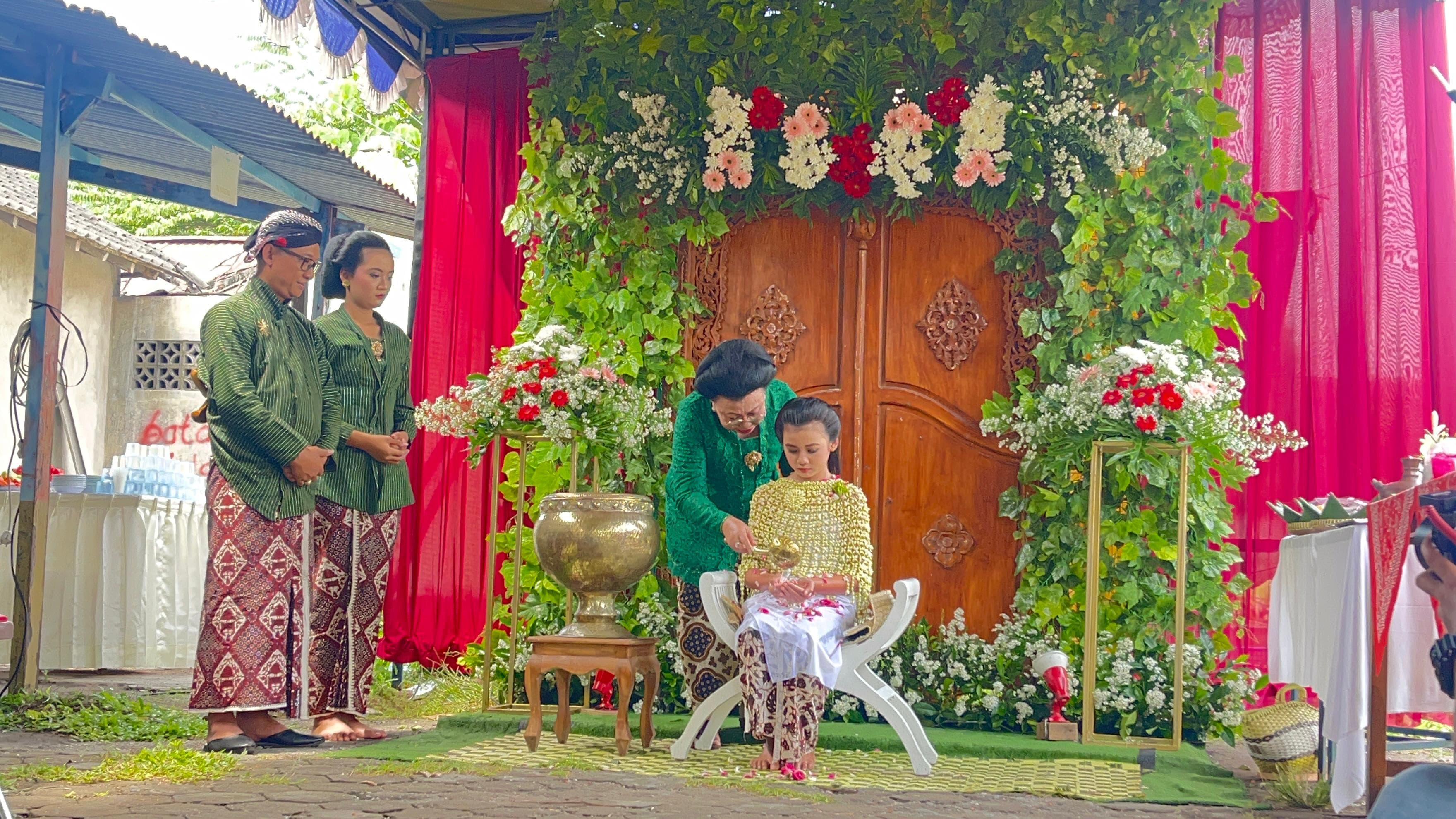 DAUR HIDUP: Kampung wisata Cokrodiningratan Jetis Kota Jogja menggelar upacara adat tarapan menandai menstruasi pertama.