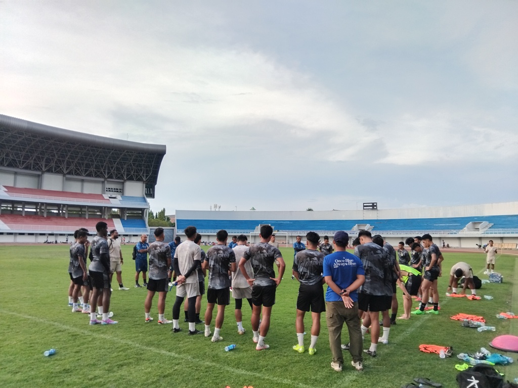 ENJOY: Para pemain PSIM Jogja saat menjalani latihan rutin di Stadion Mandala Krida, Jogja, kemarin (9/12). Terdekat, mereka akan menjamu Persipa Pati, di Stadion Mandala Krida, Minggu (15/12).  &nbsp;
