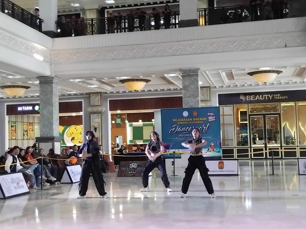 Kejuaraan Daerah (Kejurda) Dancesport DIJ 2024 yang diselenggarakan oleh Pengda Ikatan Olahraga Dancesport Indonesia (IODI) DIJ di Shinta Hall Sleman City Hall (SCH), Sabtu (7/12) lalu.