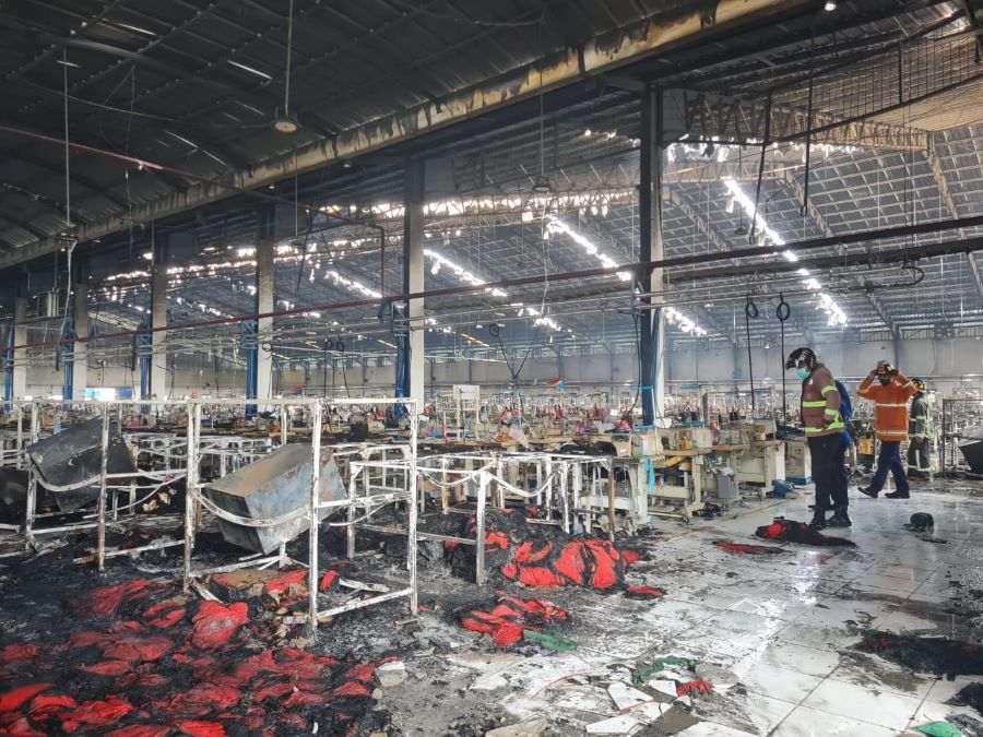 HANGUS: Sebagian besar gedung dan materiel di PT Anugerah Abadi Magelang habis dilalap api, Minggu (8/12/2024).