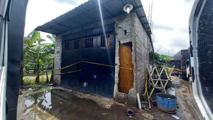 DIGARIS POLISI: Gudang ekspedisi TKP penemuan Reza Malinda yang tewas di tangan suaminya.