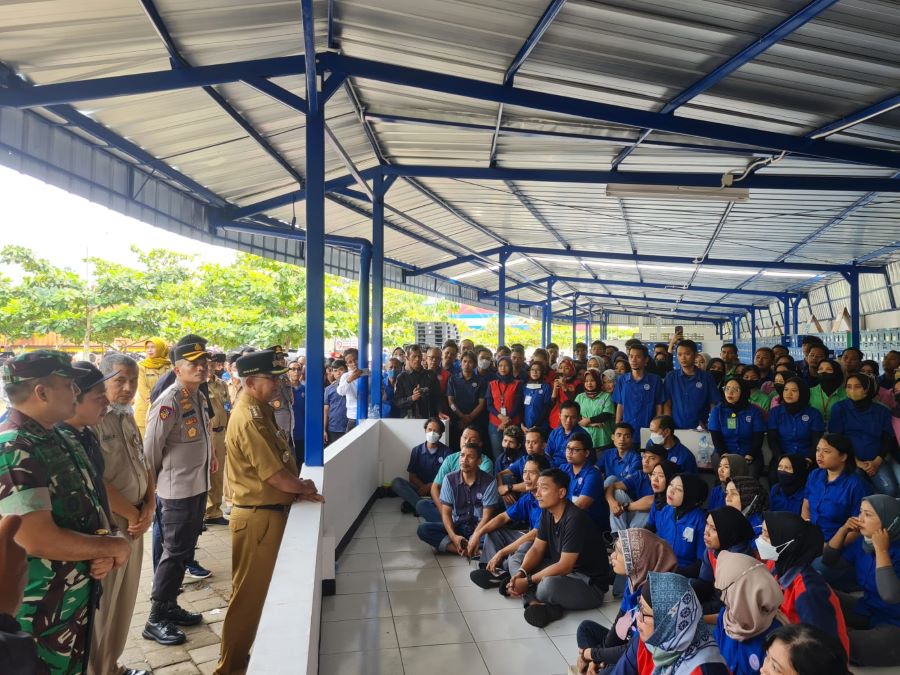 BERI SEMANGAT: Pj bupati Magelang bersama forkompimda meninjau PT AAM pascakebakaran dan memberi semangat pada sejumlah pekerja.