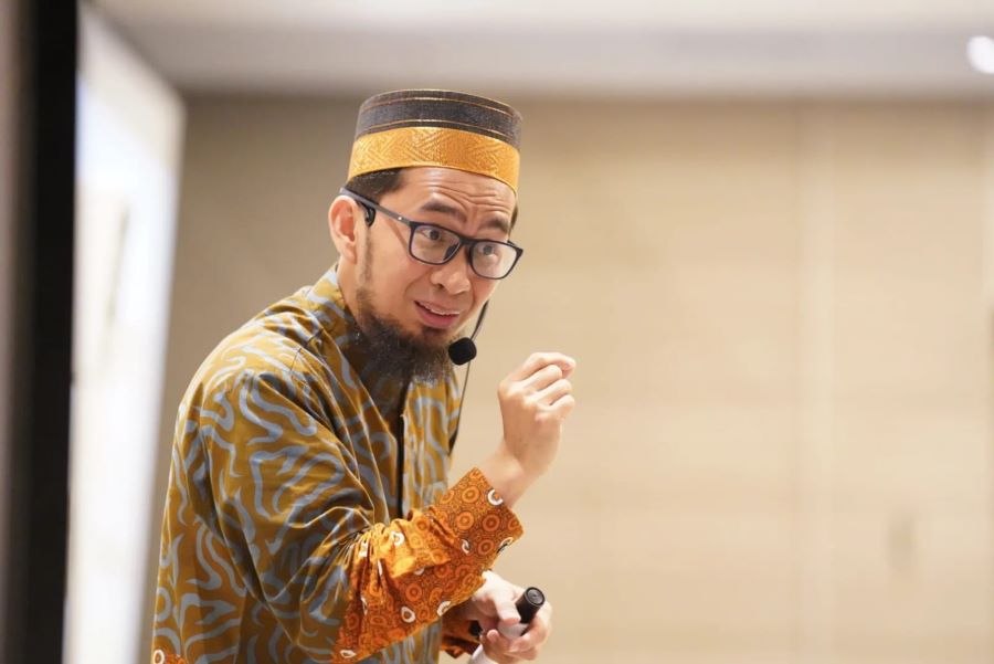 Sosok Ustadz Adi Hidayat pengganti Gus Miftah.