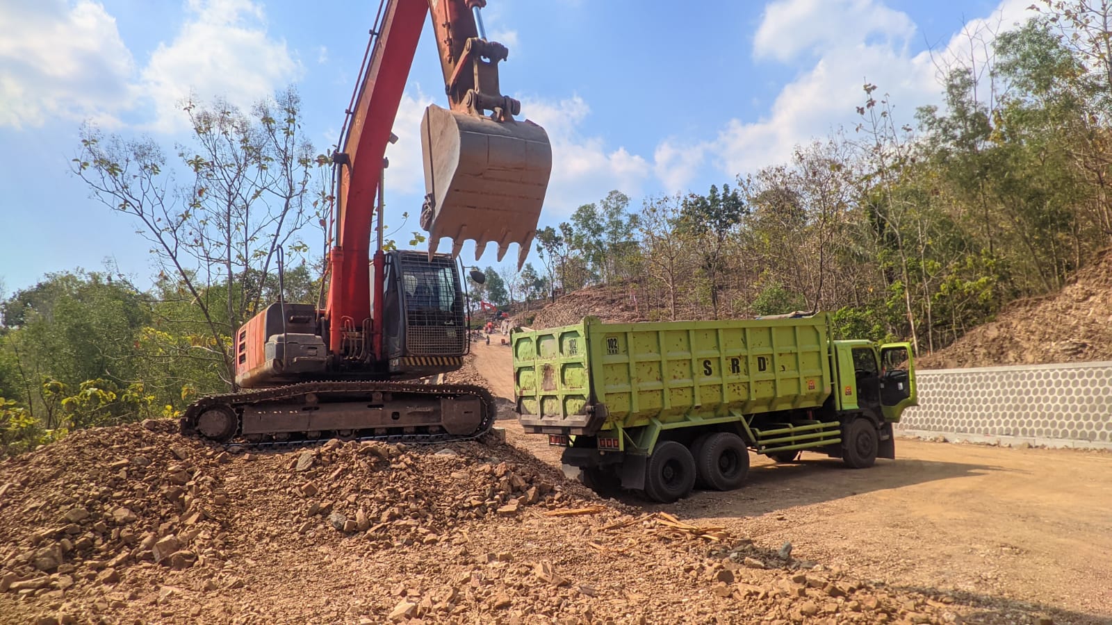 &nbsp;  Proses pengerjaan jalan pengganti tanjakan bukit Clongop, Kalurahan Watugajah, Gedangsari, Gunungkidul.