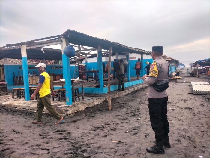 TERDAMPAK: Angin kencang menyebabkan rusaknya 13 warung makan di Pantai Depok Senin (9/12/2024). Kerusakan berupa asbes yang terbawa angin, hingga robohnya bangunan.