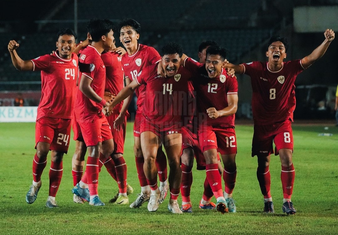 Selebrasi penggawa Timnas Indonesia usai cetak gol kemenangan ke gawang Myanmar pada laga perdana grup B AMEC 2034 (PSSI/ X TimnasIndonesia)