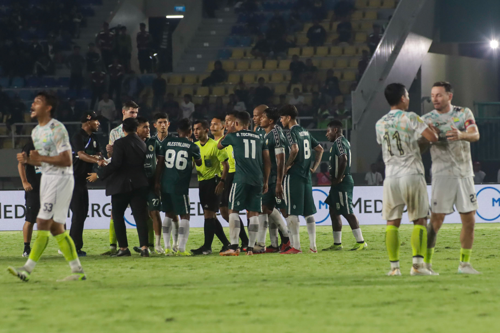 Laga PSS Sleman menjamu Persib Bandung di Stadion Manahan Solo, Senin (9/12)