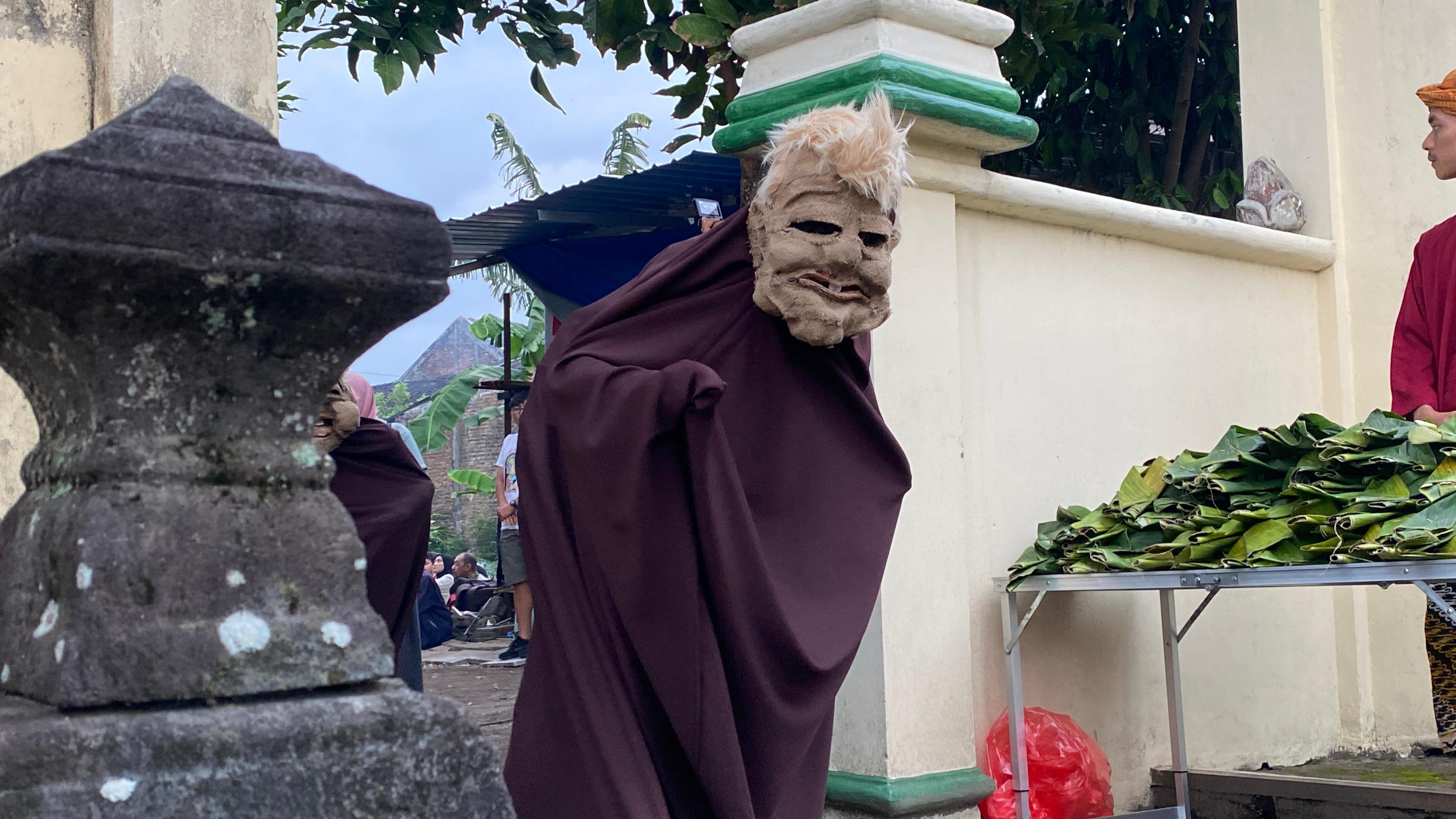 Pertunjukan Merapal Piwulang Sampai Pulang dengan konsep Ziarah di Makam RM Soerjapranoto.