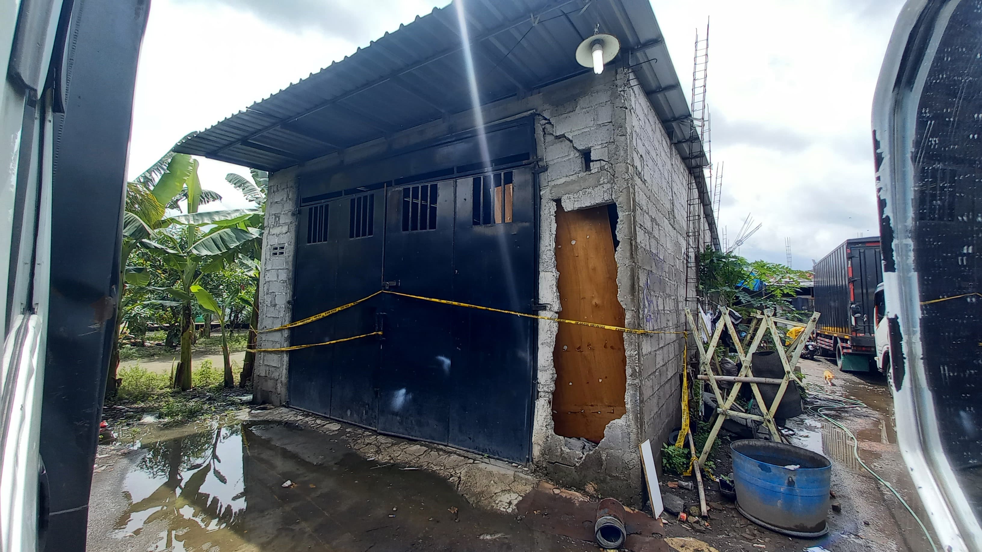 DIPASANG GARIS POLISI: Gudang ekspedisi TKP penemuan jasad Malinda diduga mendapatkan penganiayaan dari suaminya.&nbsp;