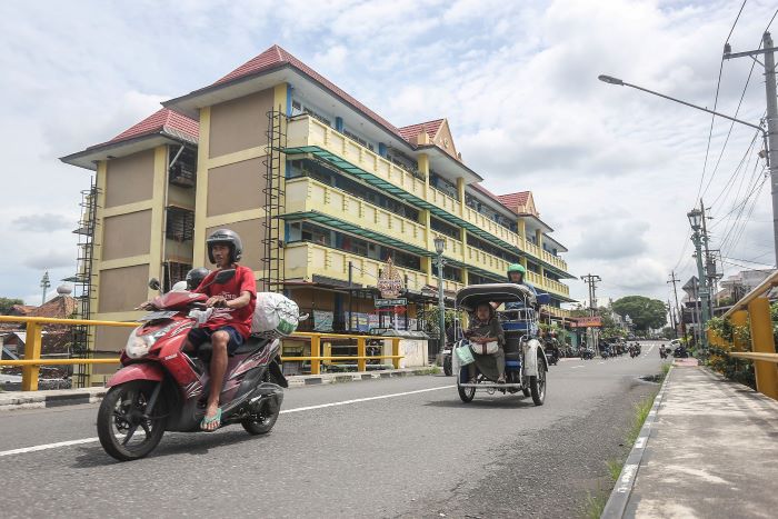 Pengendara sepeda motor saat melewati rusunawa di Kota Yogyakarta Senin (9/12/2024)