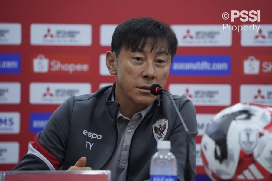 Pelatih timnas Indonesia, Shin Tae-yong dalam sesi pers pre-match AMEC 2024 kontra Myanmar (PSSI)