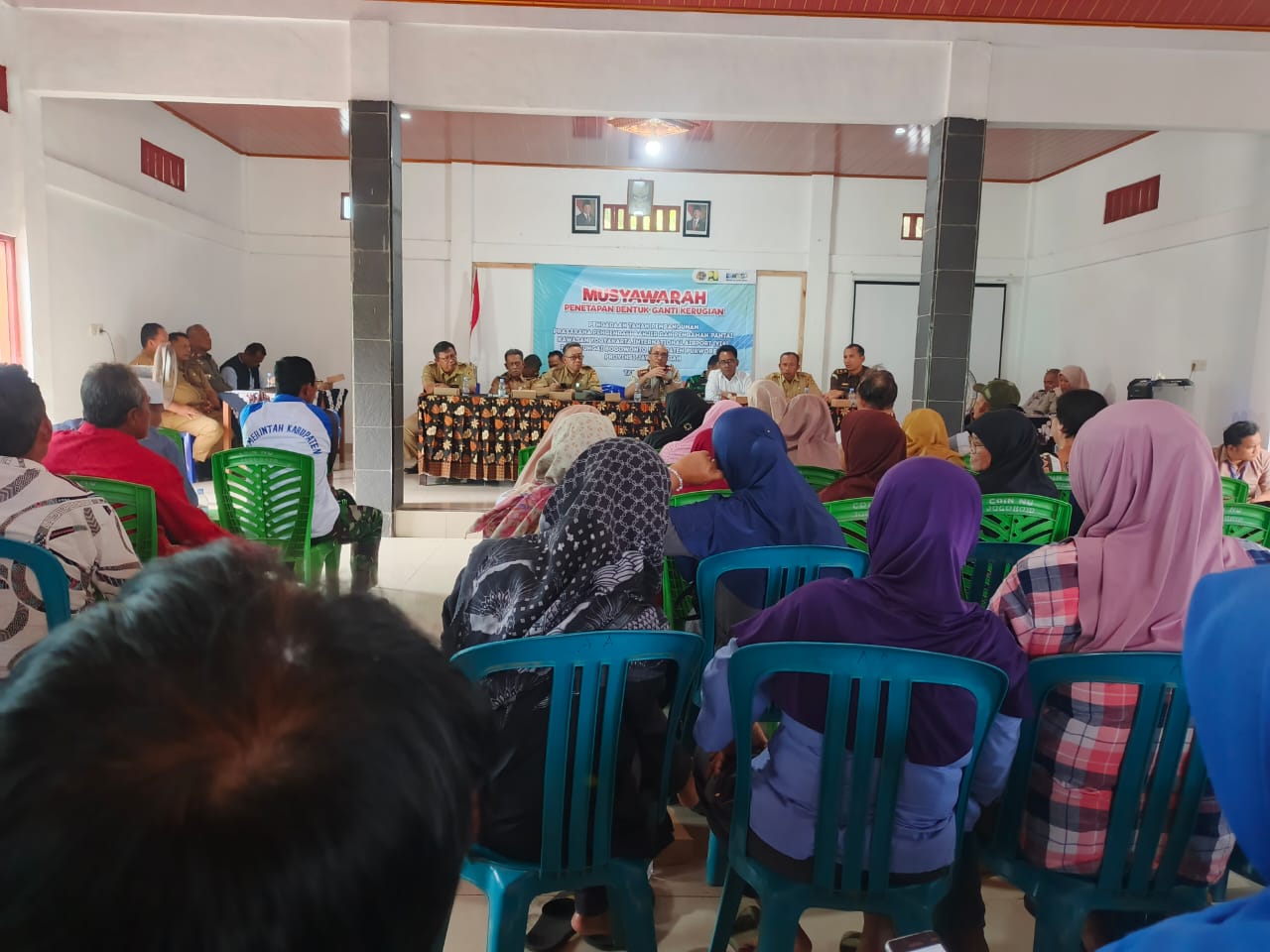 Musyawarah penetapan ganti rugi terhadap warga terdampak proyek pengendali banjir dan pengamanan pantai kawasan YIA di Aula Desa Jogoboyo.