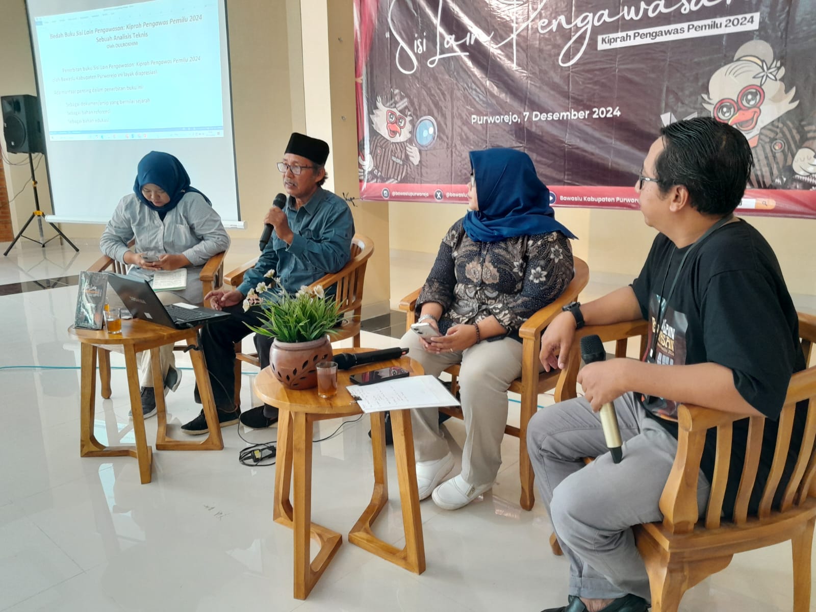 Kegiatan bedah buku Sisi Lain Pengawasan: Kiprah Pengawas Pemilu 2024 di Demaji Ecopark Kaligesing beberapa waktu lalu.  &nbsp;
