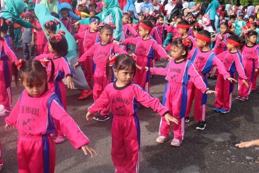 Anak-Anak TK sedang berolahraga.