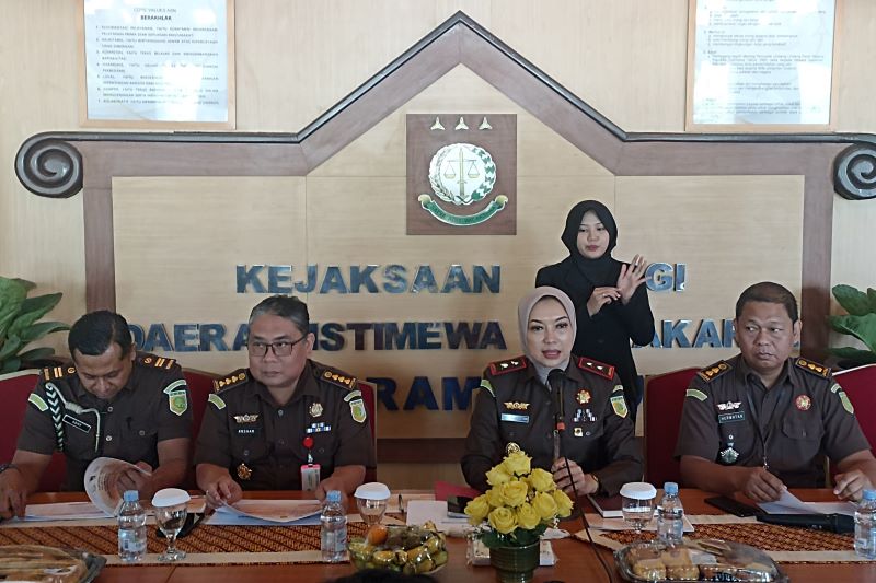 Kepala Kejati DIY Ahelya Abustam (dua dari kanan) memberikan keterangan kepada wartawan di Kantor Kejati DIY, Senin (9/12/2024).
