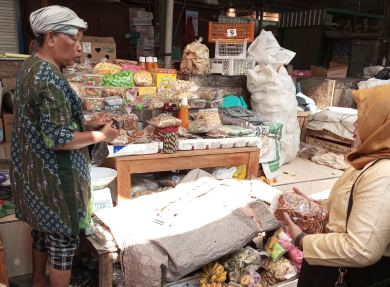 Pedagang camilan di Pasar Bantul tengah melayani pembelinya.