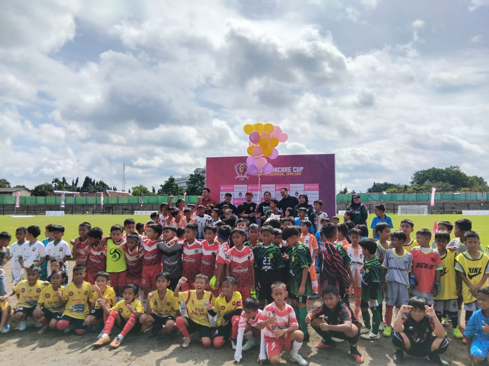 Mantan Pelatih PSS Sleman Wagner Lopes saat membuka turnamen DRW Skincare Cup 2024 bersama ratusan peserta yang berasal dari DIJ dan Jawa Tengah di Lapangan Tridadi, Sleman, Selasa (10/12).