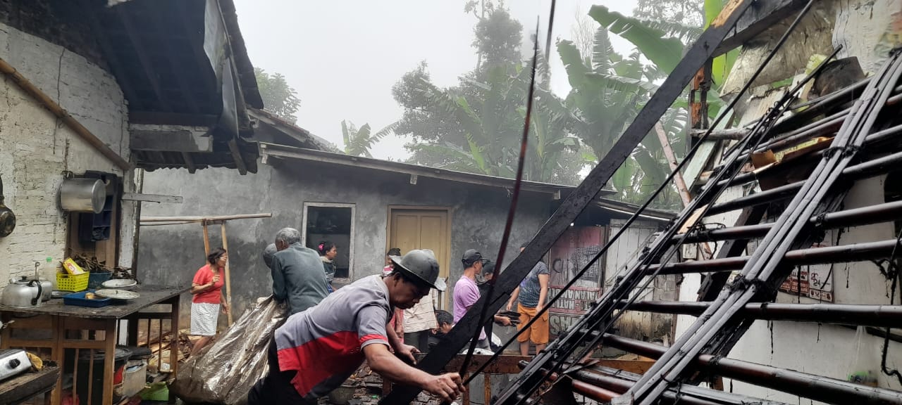 &nbsp;  PUING: Warga sekitar mengumpulkan puing bangunan bekas robohnya atap.