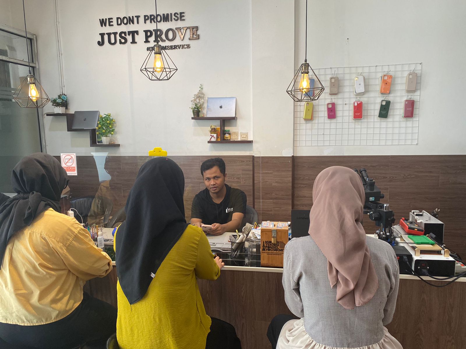 Ilustrasi ramainya bisnis servis smartphone jelang musim libur natal dan tahun baru.  FOTO// DOKUMENTASI IROOM SERVICE