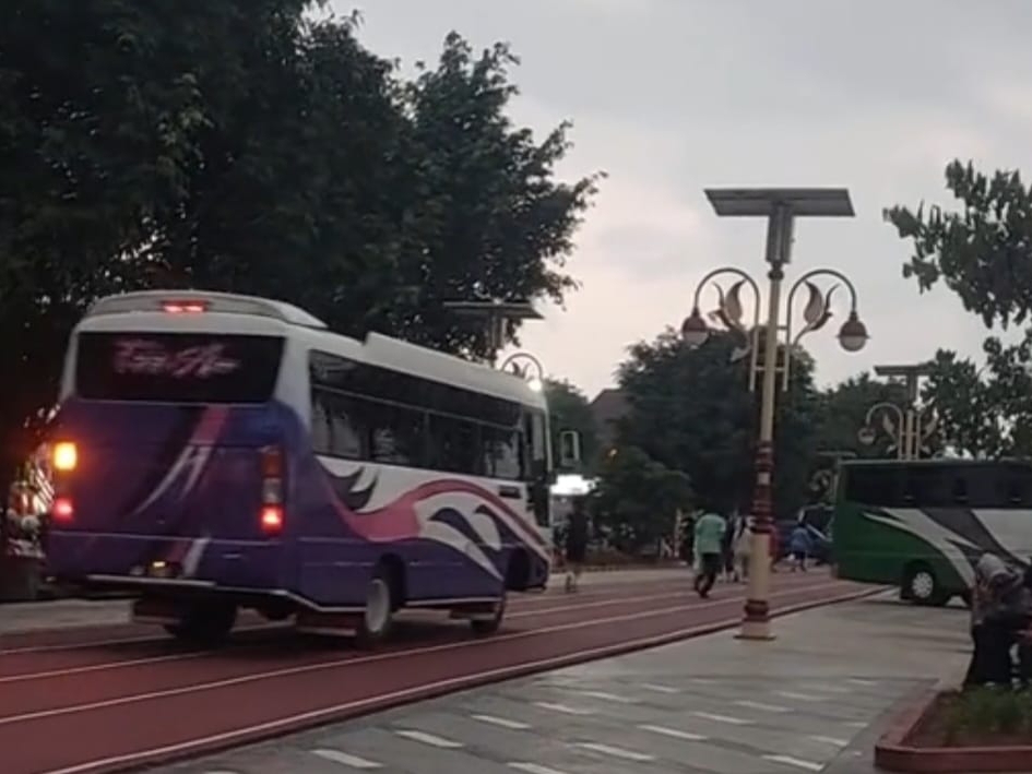 KURANG TERTIB : Rombongan bus masuk area alun-alun Kebumen dan terpakir di jogging track atau lintasan lari.