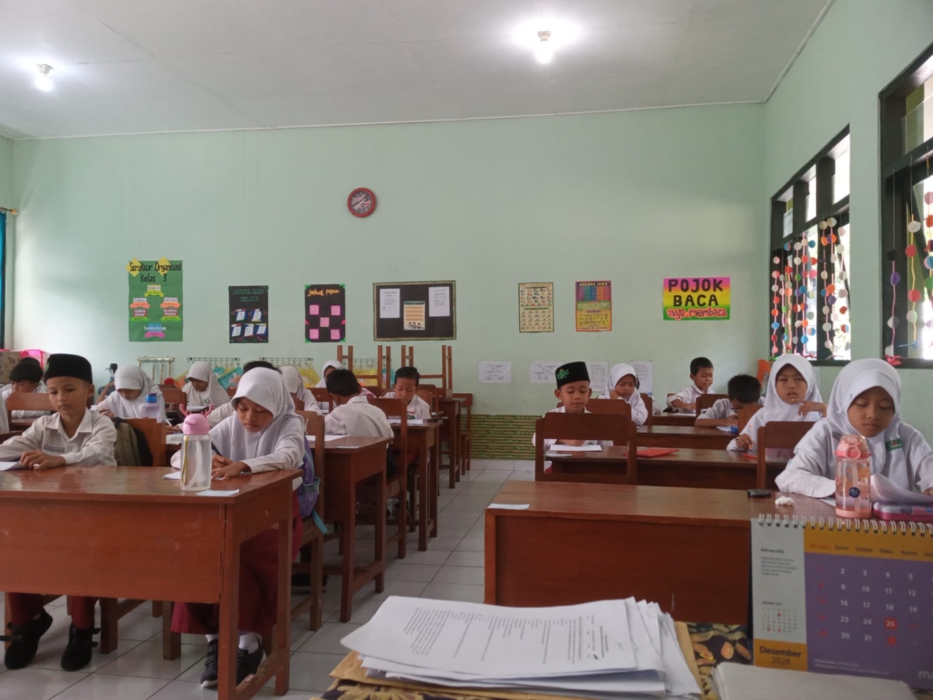 LANCAR - Nampak sejumlah murid MIN 2 Kulon Progo melaksanakan ASAS dan PAS pada Senin (9/12/2024)  (Doc MIN 2 Kulon Progo untuk Radar Jogja)