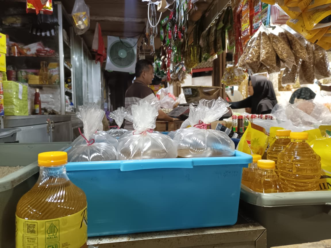 JUAL BELI : Pedagang Pasar Tumenggungan mengungkapkan harga komoditas pangan mulai naik jelang libur Natal dan Tahun Baru (Nataru).