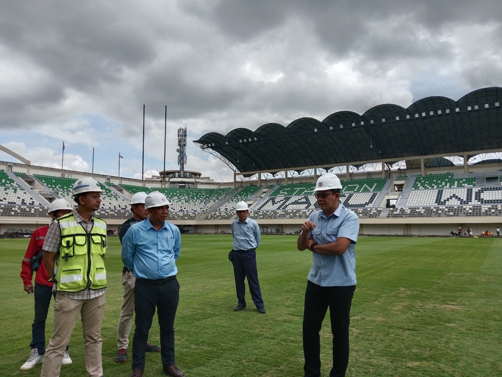 TURUN LAPANGAN: Wakil Bupati Sleman Danang Maharsa saat meninjau Maguwoharjo International Stadium (MagIS), Selasa 10/12).  &nbsp;