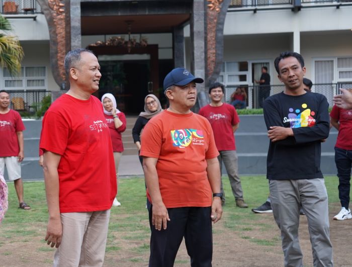 GUYUB: Prapta Nugraha (kiri) membaur bersama pegawai sekretariat DPRD Bantul saat acara Pelatihan Peningkatan SDM sekretariat DPRD Bantul.