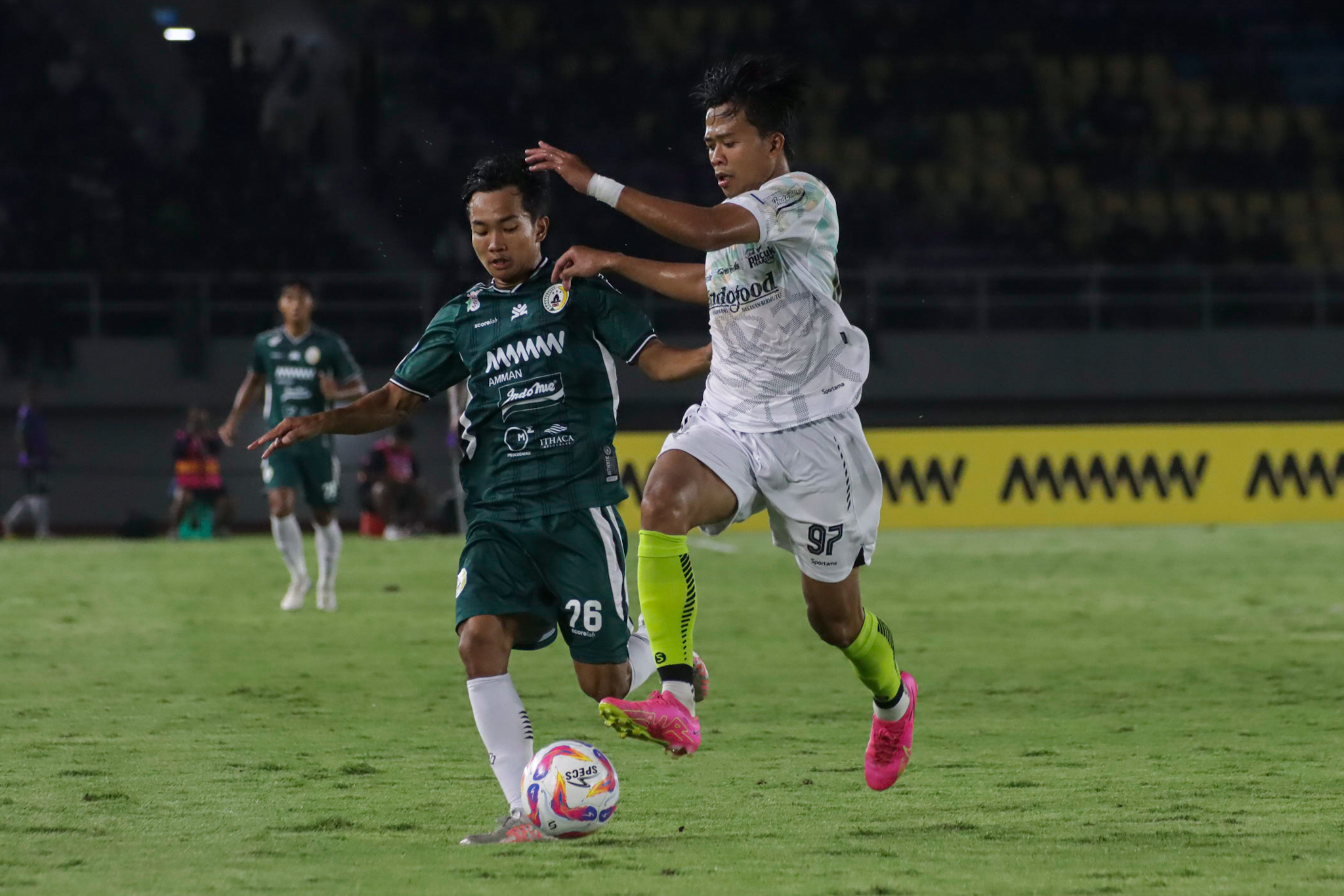 KETAT: Pemain muda PSS Sleman Dominikus Dion (kiri) dikawal pemain Persib Bandung Edo Febriansyah dalam laga di Stadion Manahan Solo, Senin (9/12).