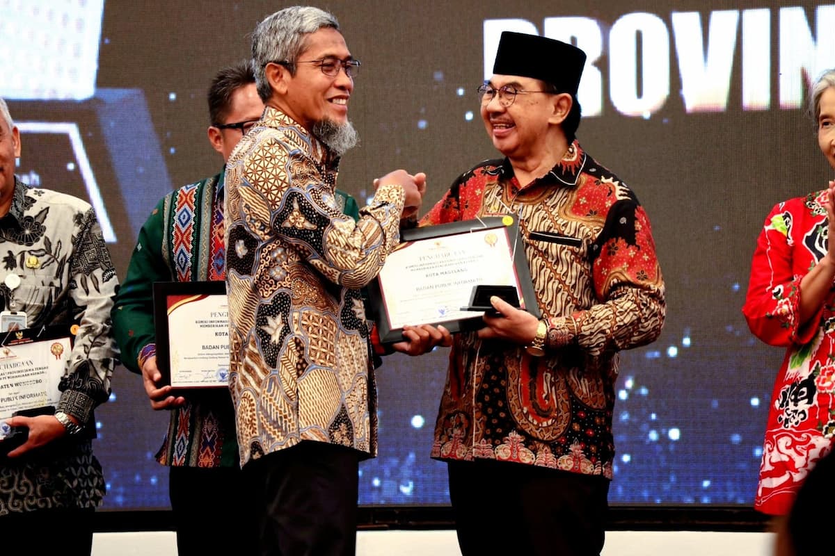 &nbsp;  PRESTASI: Pemkot Magelang menerima penghargaan KIP dengan kategori informatif di Patra Jasa Hotel Semarang, Senin malam (9/12).