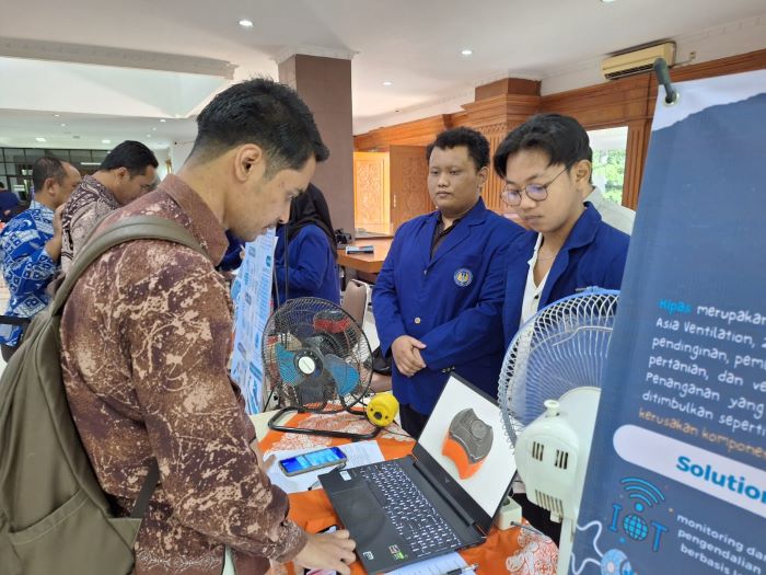 Para mahasiswa Teknik Elektro UNY saat menunjukkan beragam alat dan kreasinya dalam luaran mata kuliah Capstone Design Project