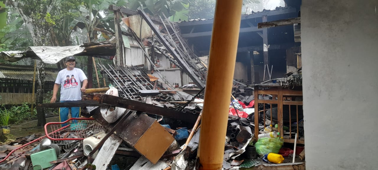 PUING: Warga sekitar mengumpulkan puing bangunan bekas robohnya atap.