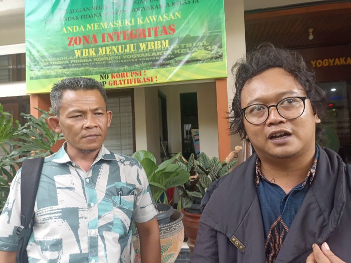 AMBIL JALUR HUKUM: Humas Aliansi Bong Suwung Restu Baskara (kanan) bersama kuasa hukum Arsiko Daniwidho Aldebarant.