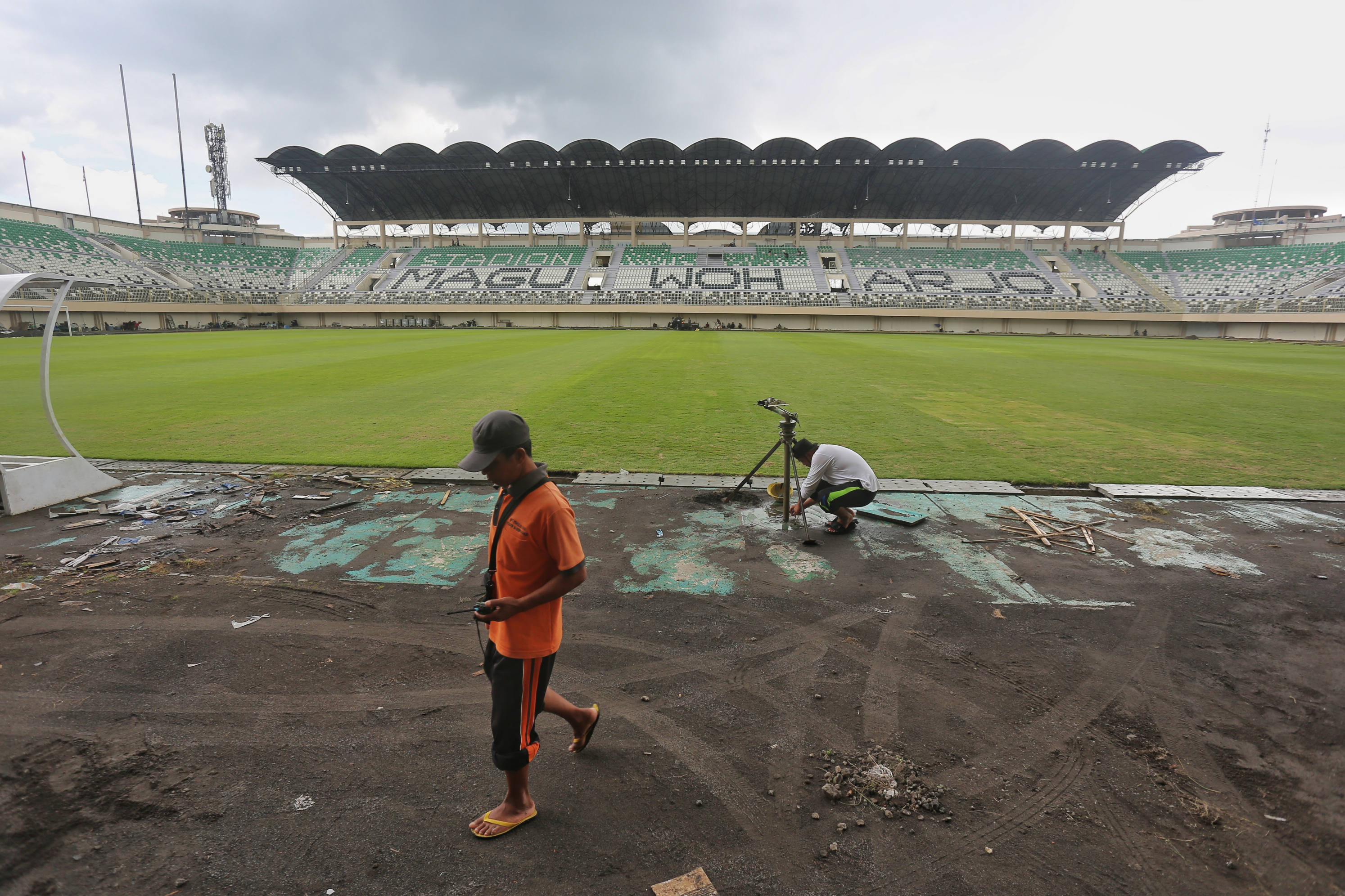 HAMPIR SELESAI: Pekerja saat melakukan rehabilitasi dan renovasi Maguwoharjo International Stadium (MagIS) kemarin (10/12). Proses renovasi ini disebut telah mencapai 99,42 persen.