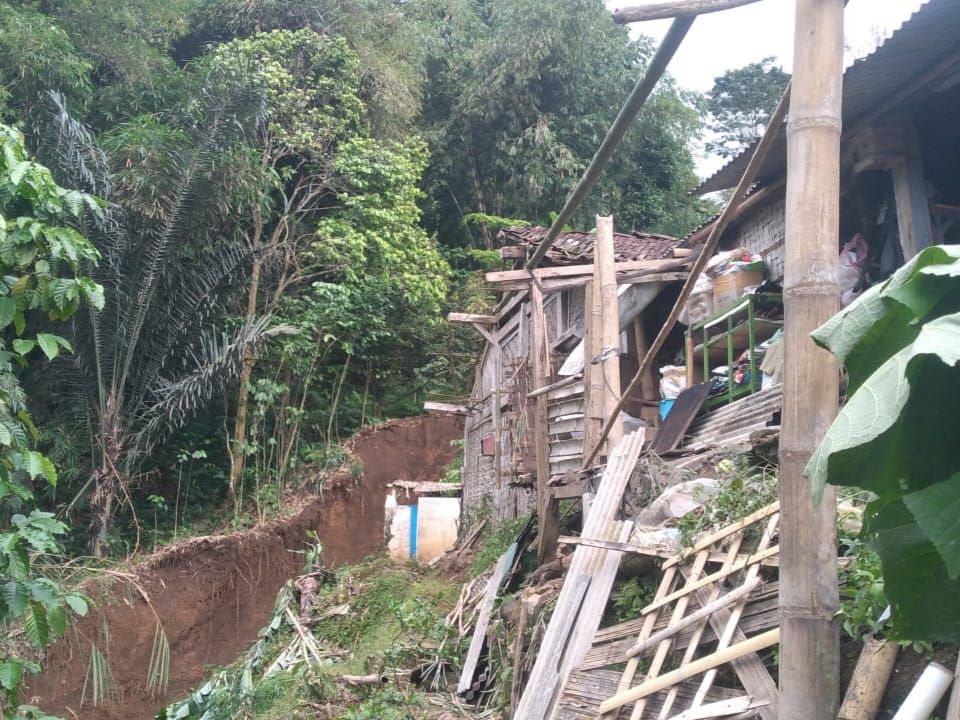 MEMPRIHATINKAN: Kondisi tebing setinggi 15 meter yang longsor dan mengancam satu rumah milik Supen.