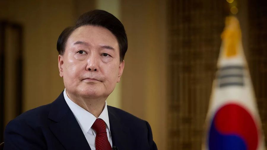 Presiden Korsel Yoon Suk Yeol resmi jadi tersangka, langkahnya menuai polemik nasional dan internasional.