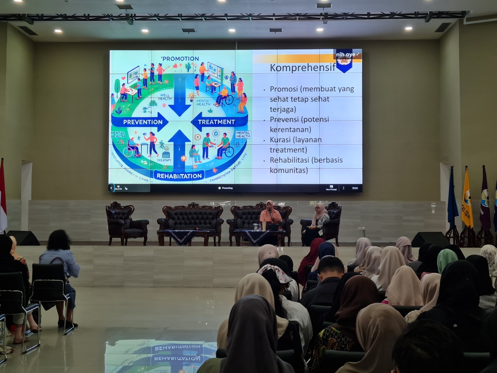 PAPARAN: Director Center of Public Mental Health (CPMH) Fakultas Psikoloi UGM Prof Diana Setiyawati saat memberikan materi pada seminar kesehatan mental di Untidar, Rabu (11/12).