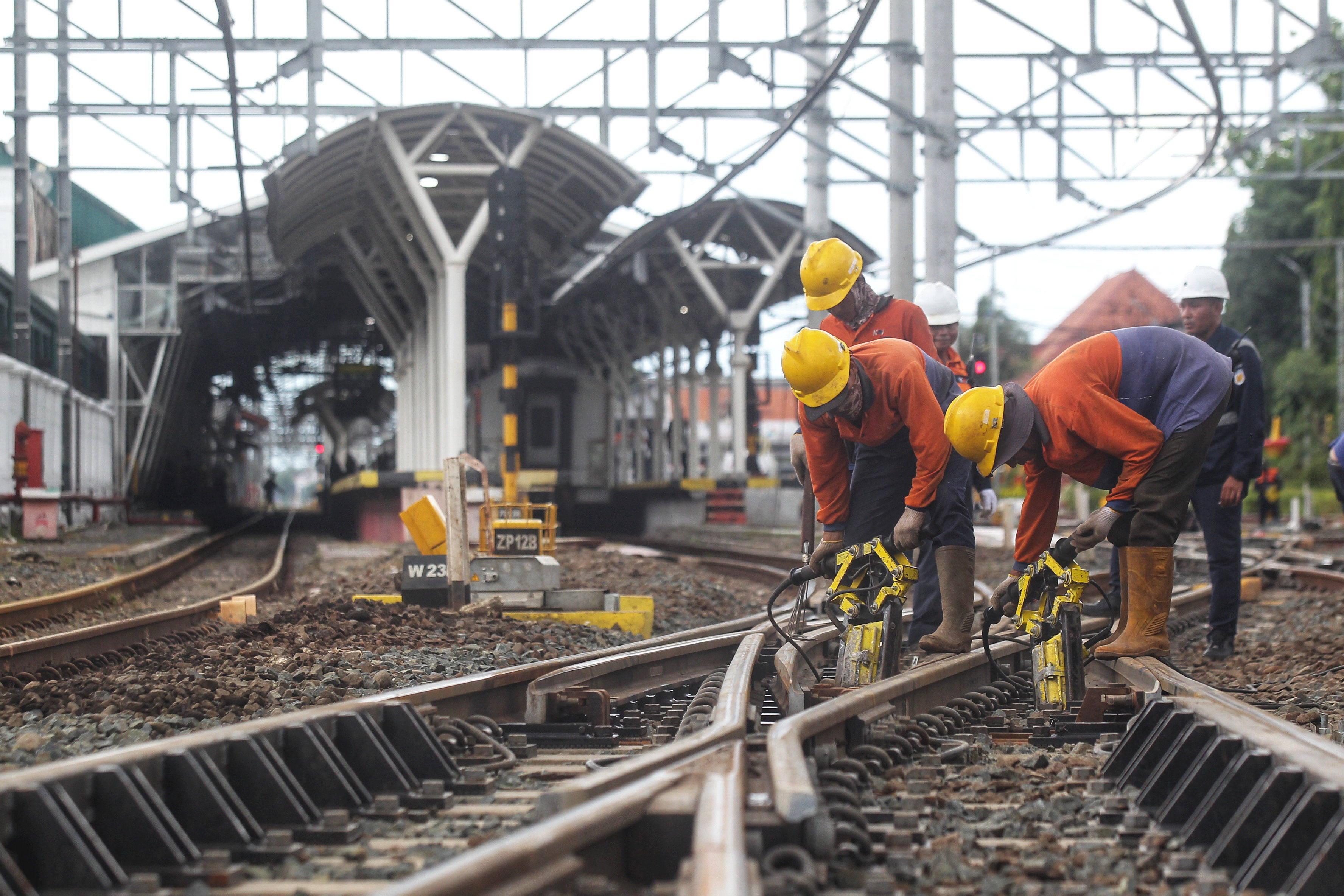 Petugas Pemeriksa Jalan (PPJ) dan pekerja melakukan perawatan bantalan rel kereta api di emplasemen Stasiun Tugu Jogja, Rabu(11/12).