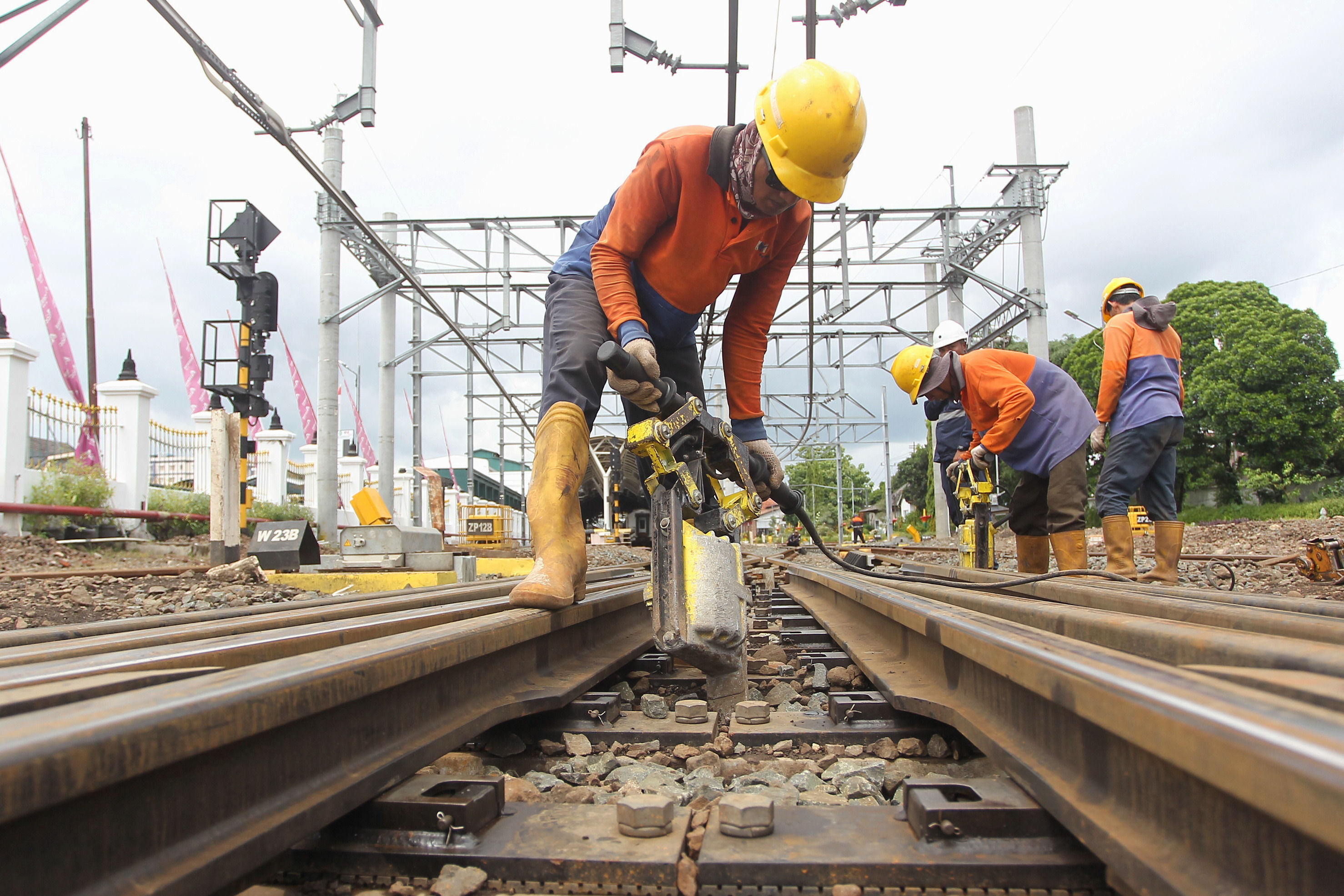 Petugas Pemeriksa Jalan (PPJ) dan pekerja melakukan perawatan bantalan rel kereta api di emplasemen Stasiun Tugu Jogja, Rabu (11/12).