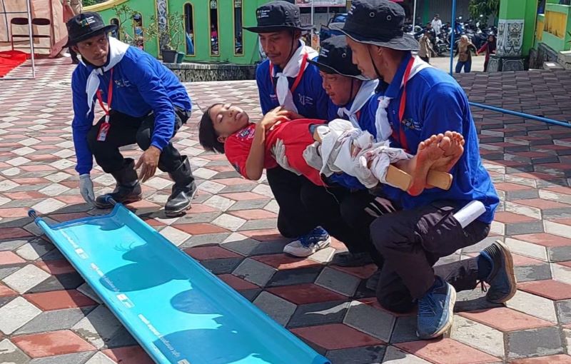 DARURAT: Personil Tagana melakukan evakuasi pada korban bencana alam.
