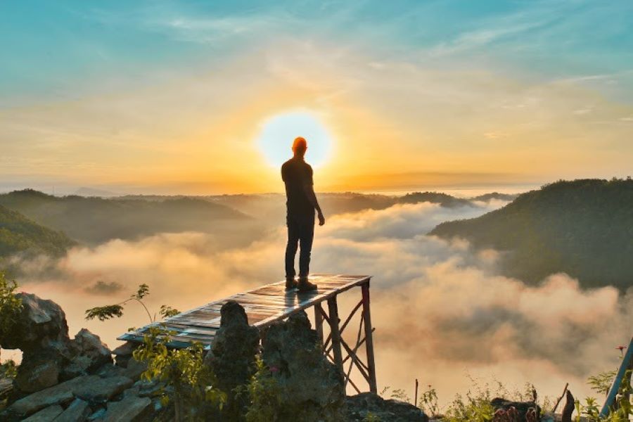 Seseorang sedang berfoto di salah satu spot foto wisata Watu Mabur Dlingo Bantul.