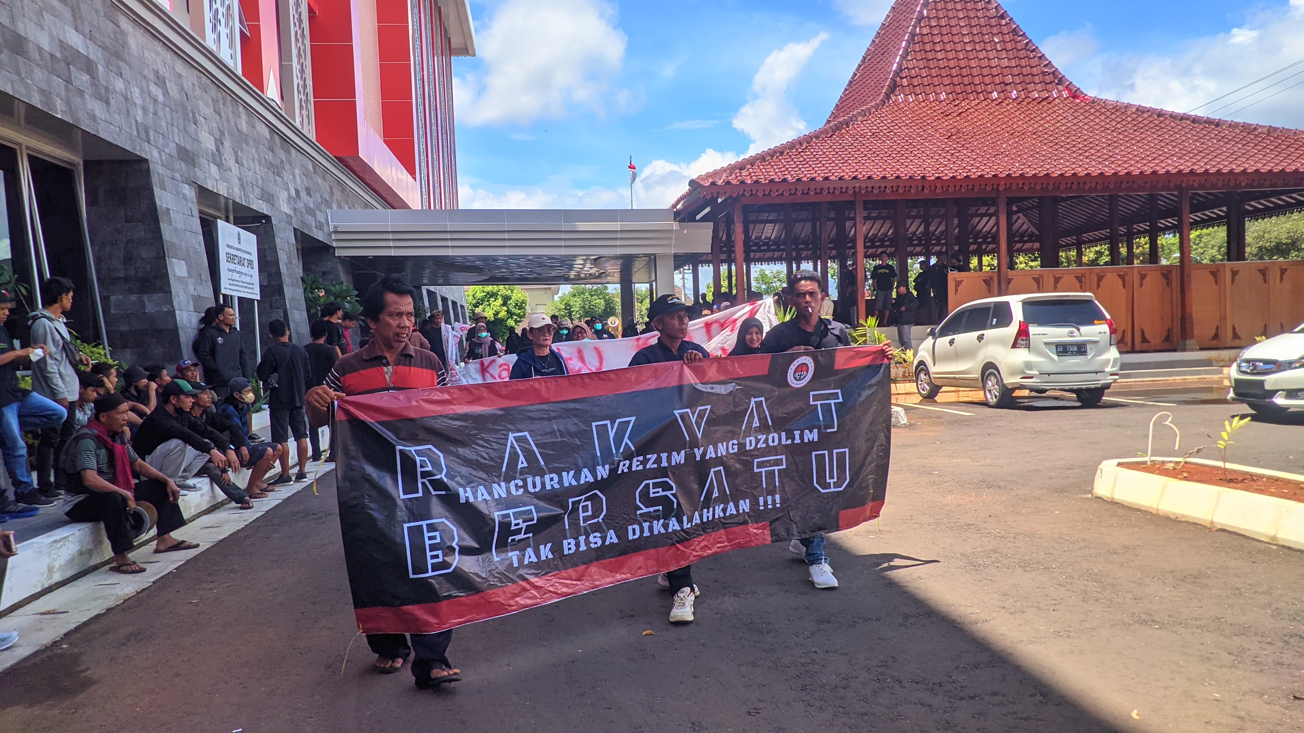 Puluhan warga Kalurahan Natah, Kapanewon Nglipar melakukan demonstrasi di Kantor DPRD Gunungkidul, Rabu (11/12) siang.