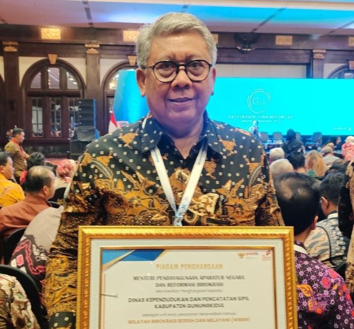 MEMBANGGAKAN: Kepala Disdukcapil Gunungkidul Markus Tri Munarja menerima penghargaan dari Kementerian PANRB.