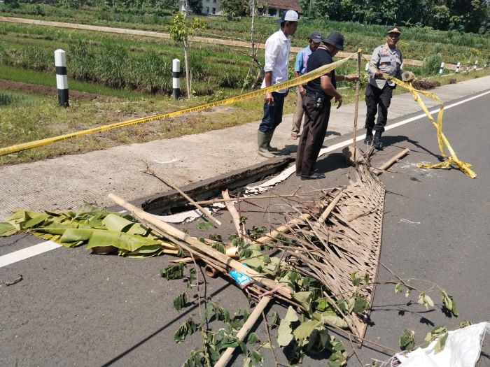TERDAMPAK: Infrastruktuk Jalan Tawang-Ngalang, Padukuhan Karang, Ngalan, Gedangsari, Gunungkidul yang ambles karena diguyur hujan.