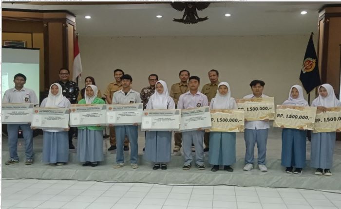 VISI PENDIDIKAN DAERAH: Para siswa penerima Beasiswa Kartu Cerdas 2024 foto bersama  di sela acara yang berlangsung di Sasana Krida Dinas Pendidikan Pemuda dan Olahraga DIY.